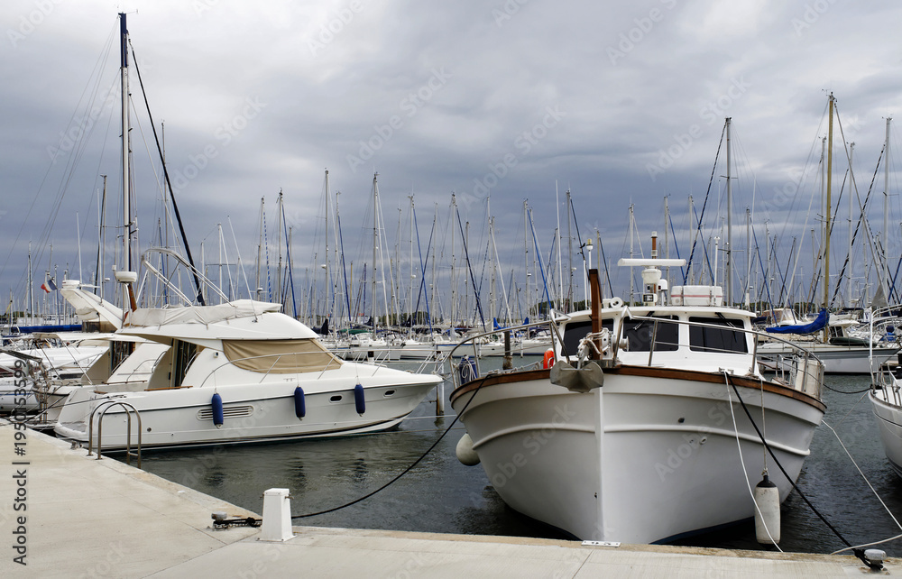Fototapeta premium Jour d'orage à port-Camargue