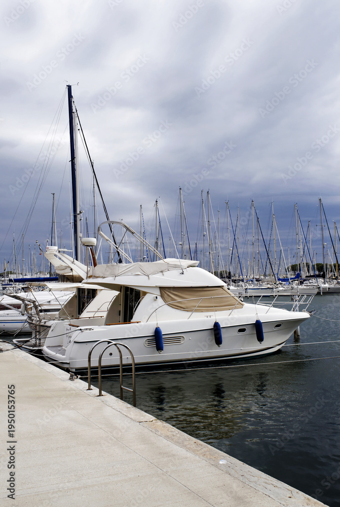 Fototapeta premium Jour d'orage à port-Camargue