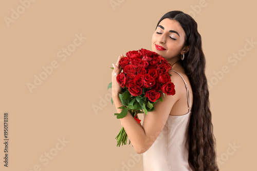 Fashionable young woman wit...