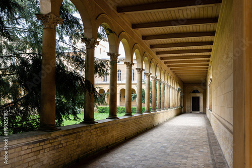 Canvastavla Long colonnade corridor arches stone columns historic Potsdam courtyard strong perspective symmetry warm light shadow