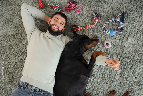 Young man with Dobermann do...