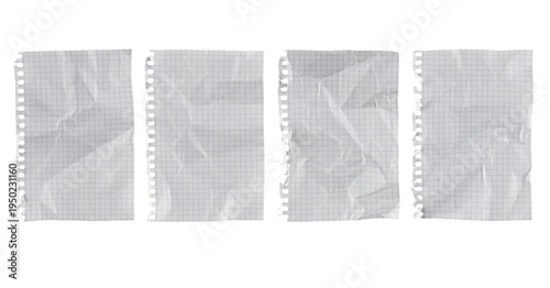 Hojas de libreta arrugada con dibujo de cuadrícula arrancada, aislada sobre fondo blanco