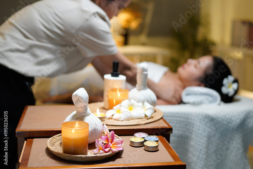 Фотография Aromatherapy massage ambiance or spa salon composition setup, focus decor candle