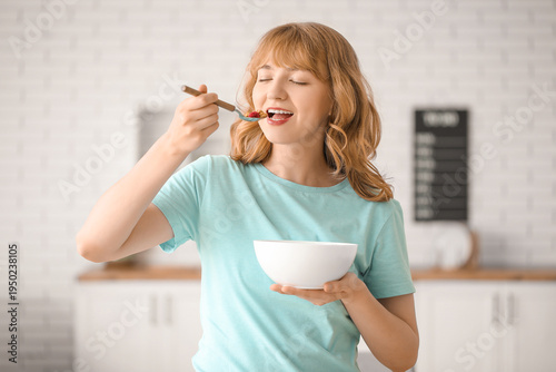 Beautiful young woman eatin...