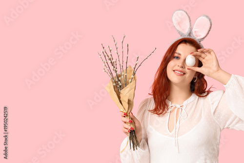 Beautiful young woman in bu...