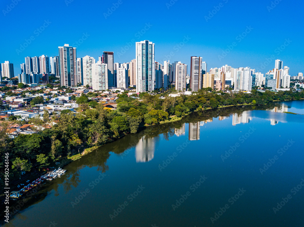 Obraz premium Londrina PR - Aerial view of Lake Iapó and the city center of Londrina, Paraná.