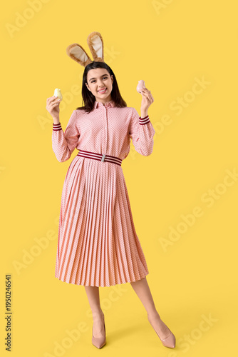 Beautiful young woman in bu...