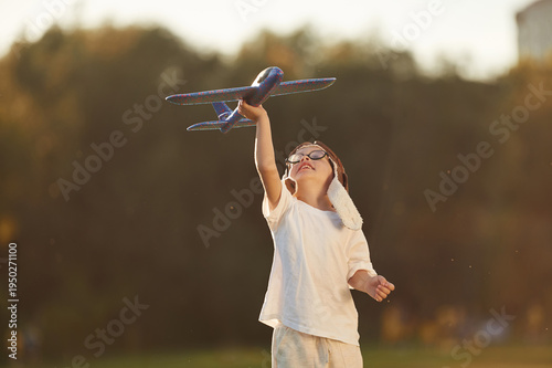 Quadro su tela Retro style aviator hat, with toy plane