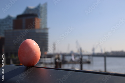 Elphilarmonie Hamburg im Hintergrund, gefüllt mit leuchtendem Osterei