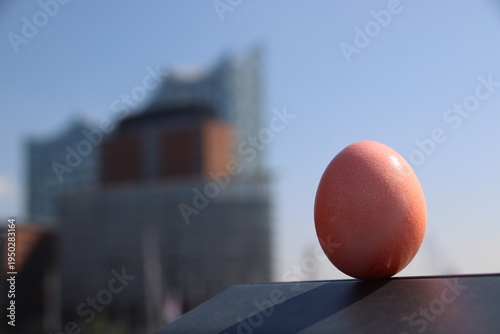 Osterei auf einer Bank mit Blick auf die Skyline der Hansestadt Hamburg, Elbphilarmonie