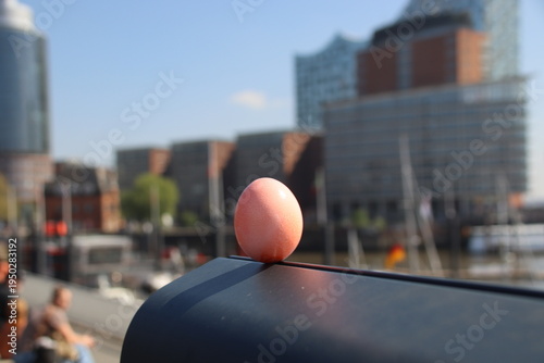 Osterei auf einer Bank mit Blick auf die Skyline der Hansestadt Hamburg, Elbphilarmonie