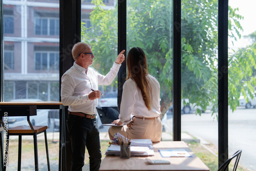 Fotografía Business mentor guiding young woman in collaboration