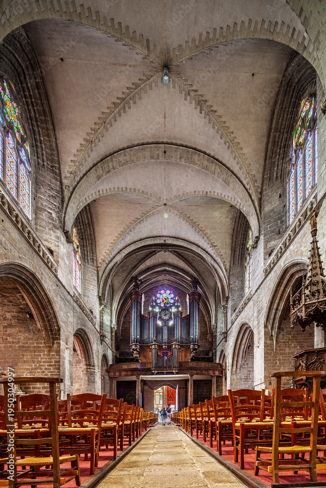 Obraz premium Historic Saint Pierre Cathedral, Vannes, Brittany. Nave, Organ