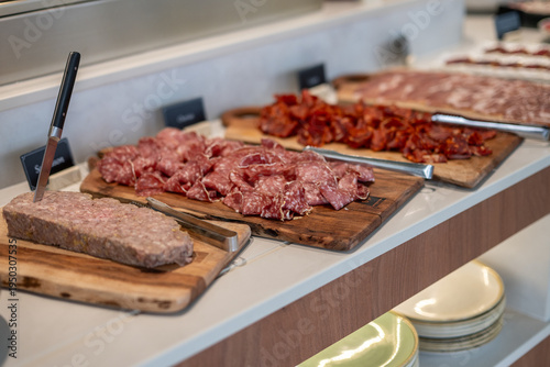 Buffet de brunch gourmand avec charcuterie et brochettes de viande grillée servis sur des planches en bois