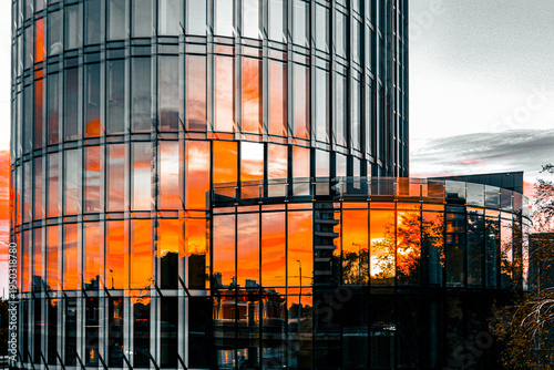 Tableau sur toile sunset over city buildings