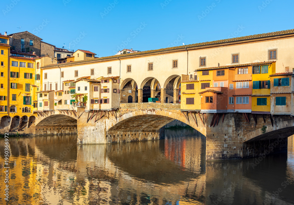 Fototapeta premium Ponte Vecchio bridge over Arno river in Florence, Italy