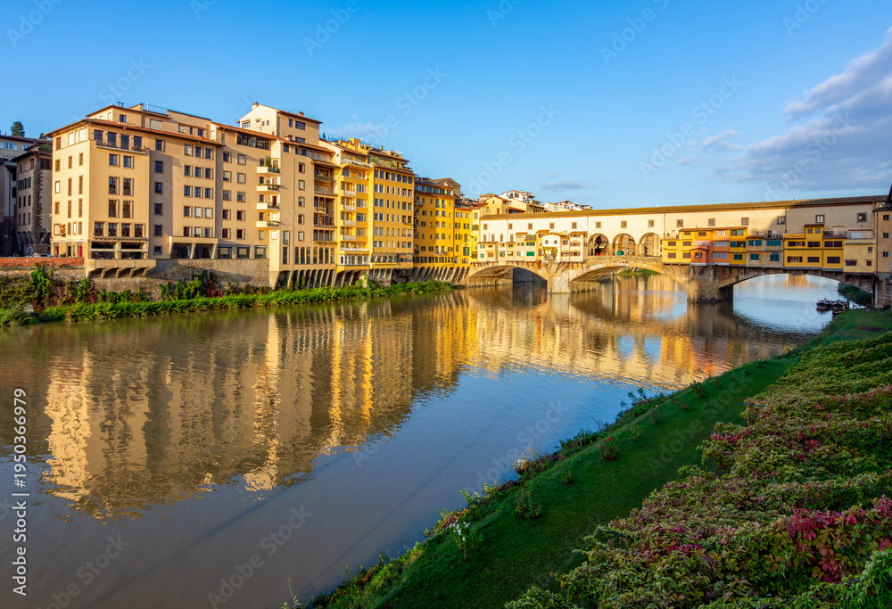 Fototapeta premium Ponte Vecchio bridge over Arno river in Florence, Italy