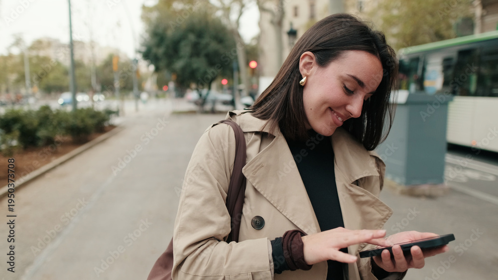 Αυτοκόλλητο Casual Streetwear Woman Using Smartphone in City
