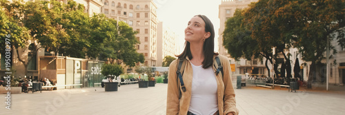 Foto Traveler girl, with backpack on her shoulders, walks in the historical part of European city