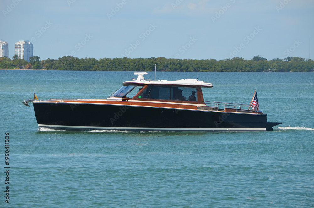 Obraz premium Motorboat cruising on the Florida Intracoastal Waterway
