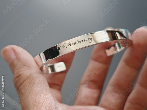 Cuadro en lienzo silver bracelet engraved text 10th anniversary on hand