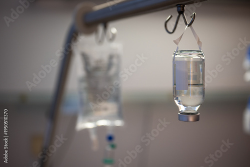 Flüssigkeit im Tropf. Krankenhaus Medikamente.
