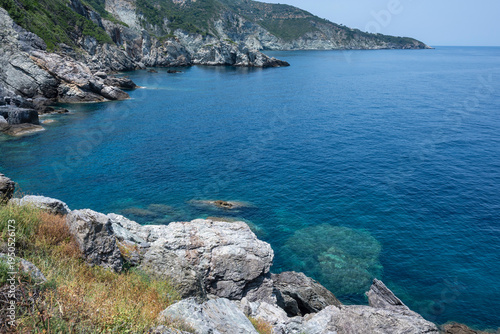 Fotografie The coastline of Skopelos near Chapel of Agios Ioannis, Thessaly, Greece