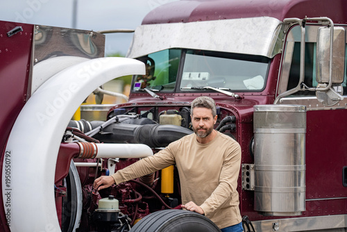 Foto Handsome man driver in front of truck