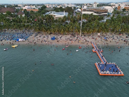 휴양객들로 붐비는 태국 방센 비치의 활기찬 해변 휴양지 풍경
