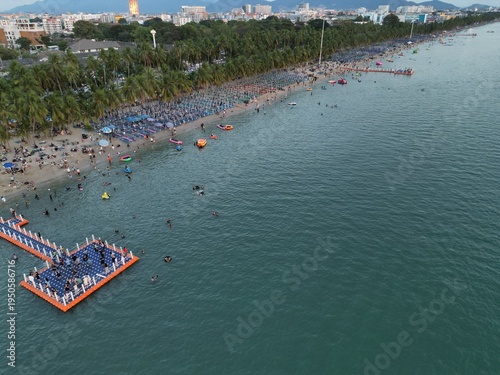 휴양객들로 붐비는 태국 방센 비치의 활기찬 해변 휴양지 풍경
