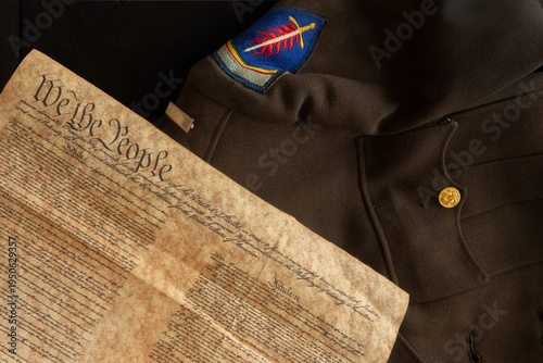 Foto US Army Soldier and Constitution Document Representing Oath to Defend Democracy