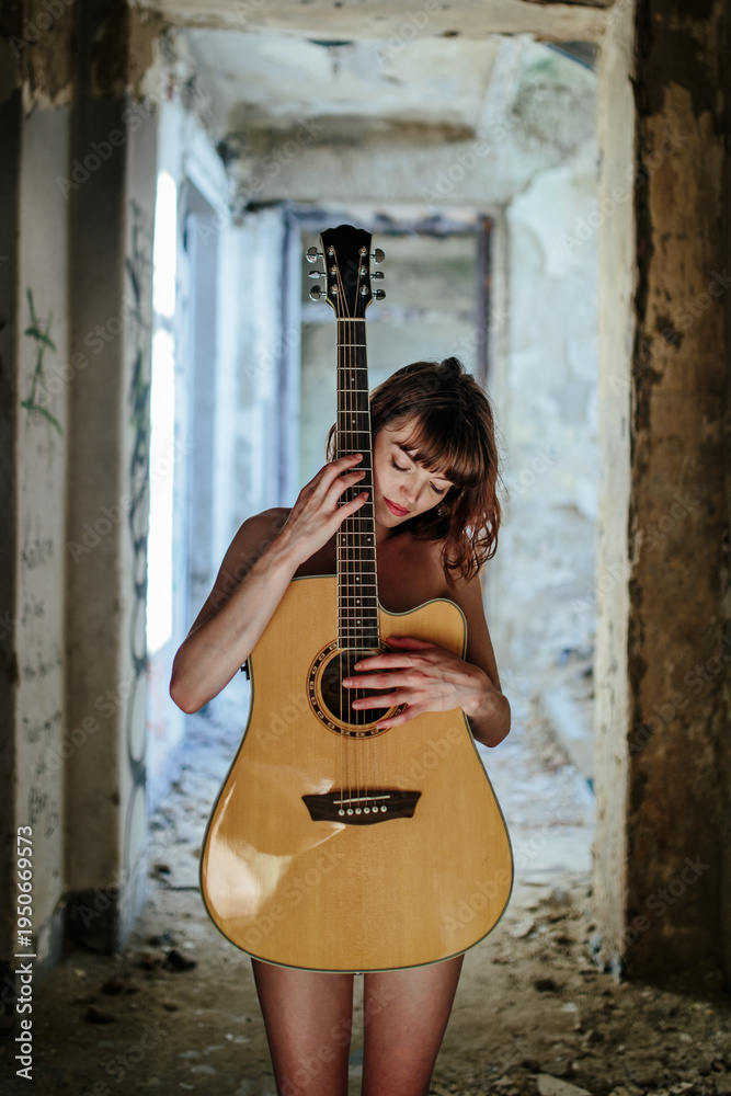 Obraz premium Smiling Female Musician with Acoustic Guitar