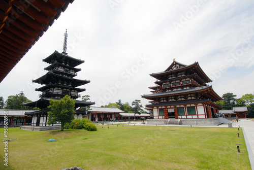 薬師寺　東塔と金堂　奈良市西ノ京町