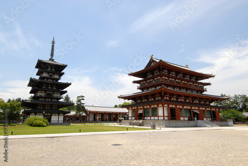 薬師寺　東塔と金堂　奈良市西ノ京町