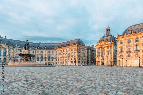 Valokuva Place de la Bourse and Three Graces fountain historic square with classical architecture in Bordeaux city center, Gironde, Nouvelle-Aquitaine, France