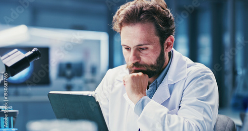 Fotografia Science, review or man with tablet in lab, online research article or pathology trial study for info