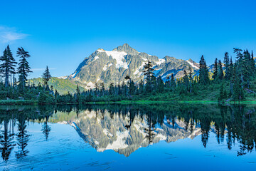 Plexiglas schilderij Reflectie Mount Baker spiegelend in stil bergmeer  © ZL Visuals