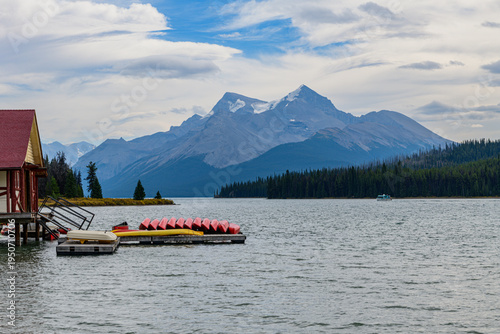 Foto Maligne Lake with Red Boathouse and Snow-Capped Mountains