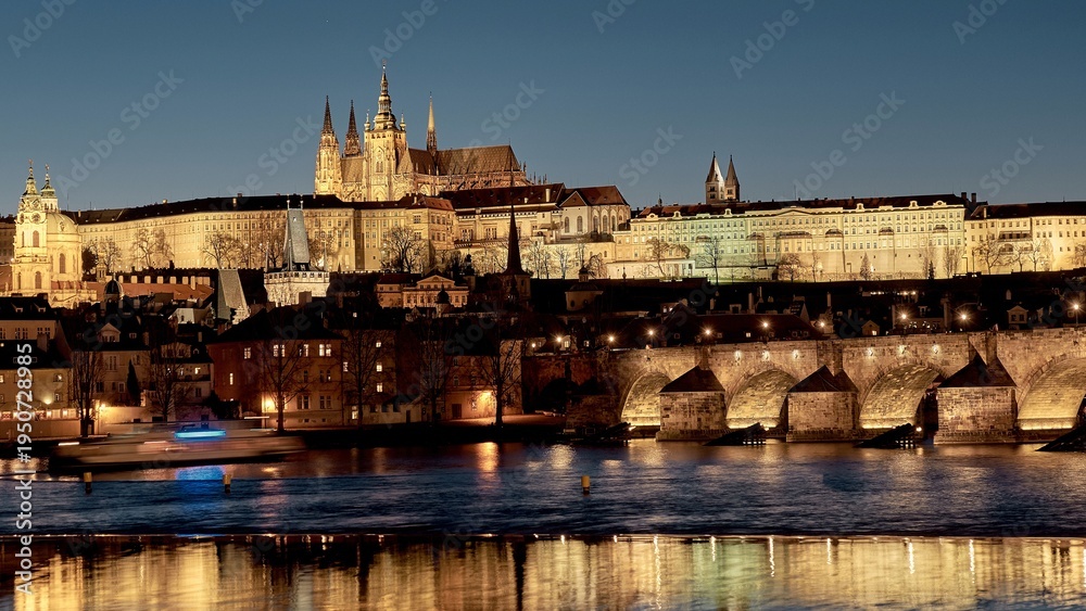 Obraz premium Prague Castle and Charles Bridge illuminated over Vltava River at night