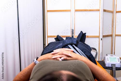Tablou pe pânză Person receiving pressotherapy lymphatic drainage for circulation and recovery