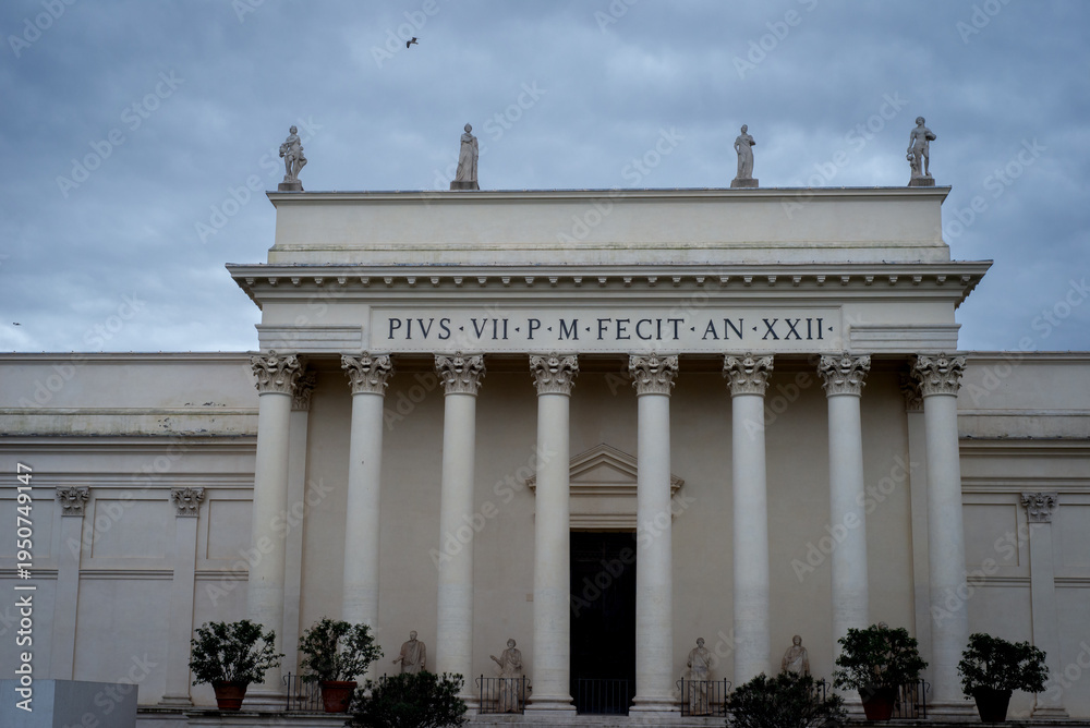Obraz premium Neoclassical Facade with Corinthian Columns and Rooftop Statues at the Chiaramonti Museum in the Vatican Museums Complex, Vatican City