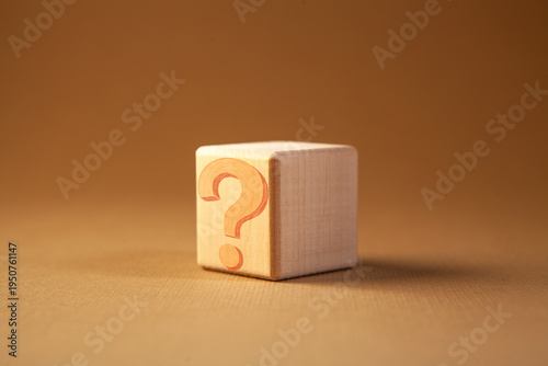 Billede på lærred Wooden cube with a question mark on a brown background
