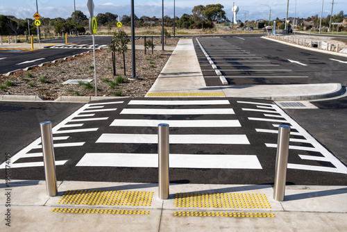 Foto Raised pedestrian crossing with tactile paving and bollards in a newly developed urban car park in Australia