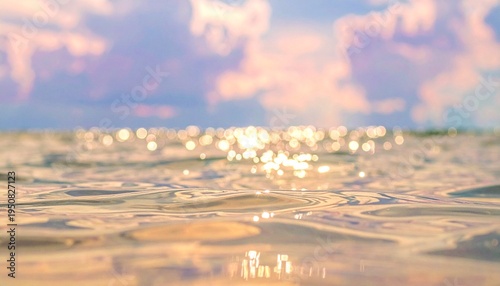 穏やかな海とパステルの空が広がる静かな風景・光がきらめくミニマルな自然アート