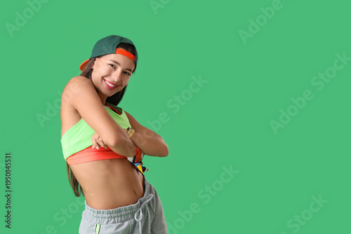 Female hip-hop dancer on gr...