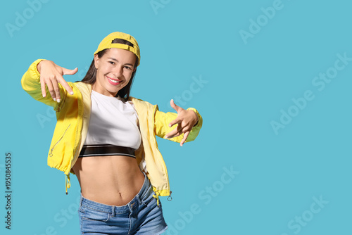 Female hip-hop dancer on bl...