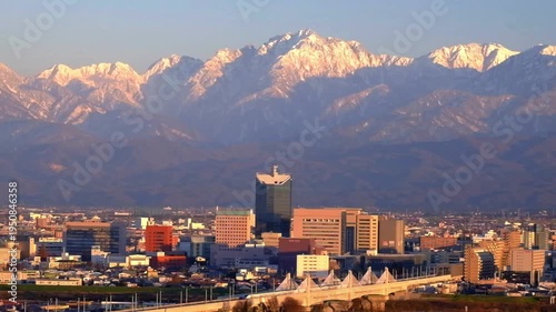 Wallpaper Mural 夕景呉羽山からの眺望　ビル群と走る北陸新幹線と北アルプス剱岳とヘリコプター Torontodigital.ca