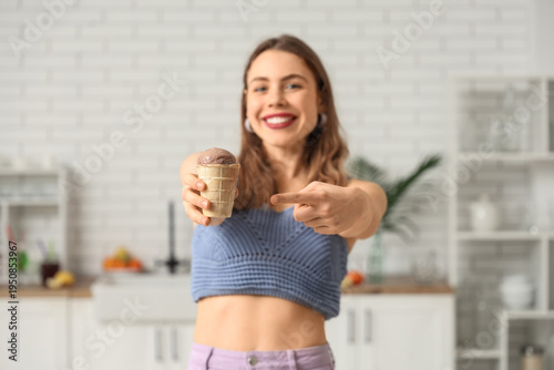 Happy smiling young woman p...