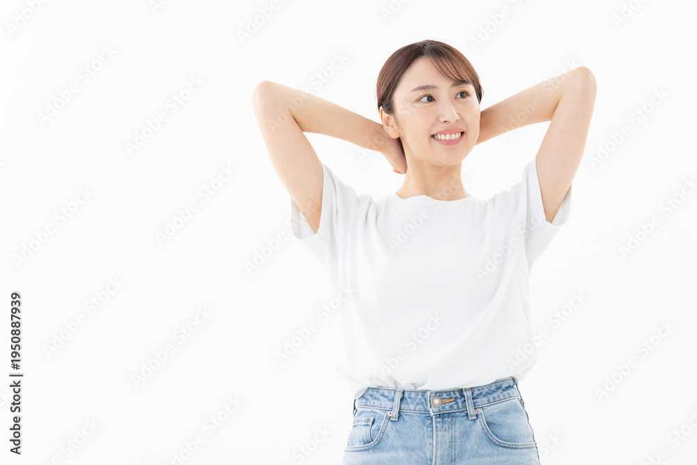 Fototapeta premium 白バックのTシャツの若い女性