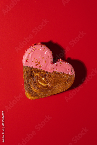 Fotografía Valentine's Day Birthday holiday present gift idea Delightful and vibrant heartshaped pastry croissant treat, beautifully topped with colorful frosting galore